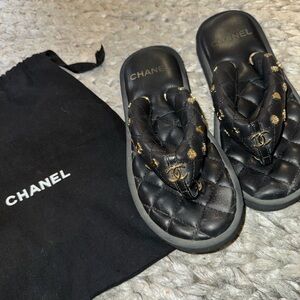 Chanel 23P Black Quilted Charms Padded Pool Thong Logo Mule Slide Flat Sandal 39
